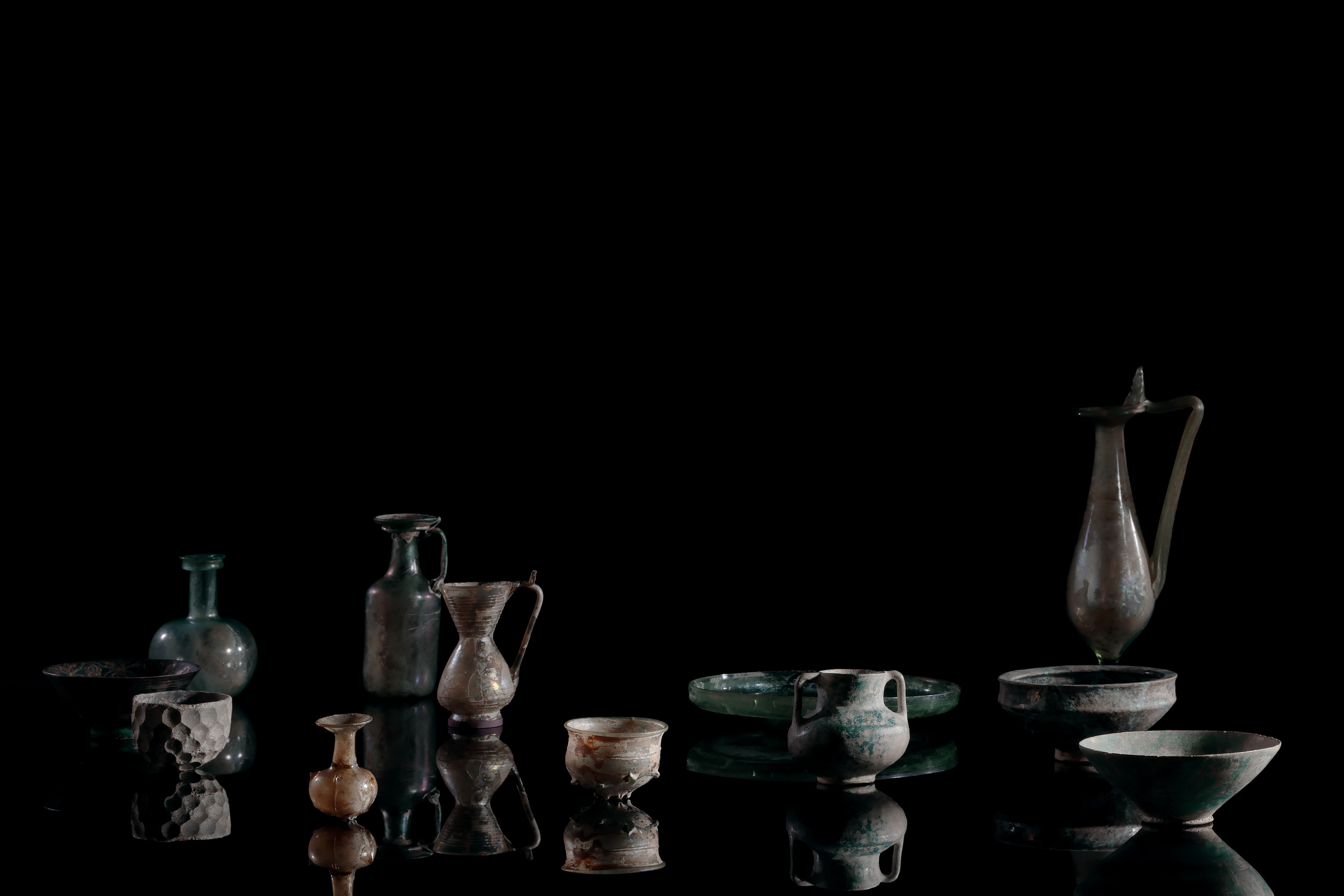 FUJII Hikaru, To Spare the Conquered and to Subdue the Proud, 2026, Installation<br />
Installation consists of glass vessels from Syria and Palestine and other regions, and medieval Iranian ceramics from the Ishibashi Foundation Collection Photo: SHIIGI Shizune