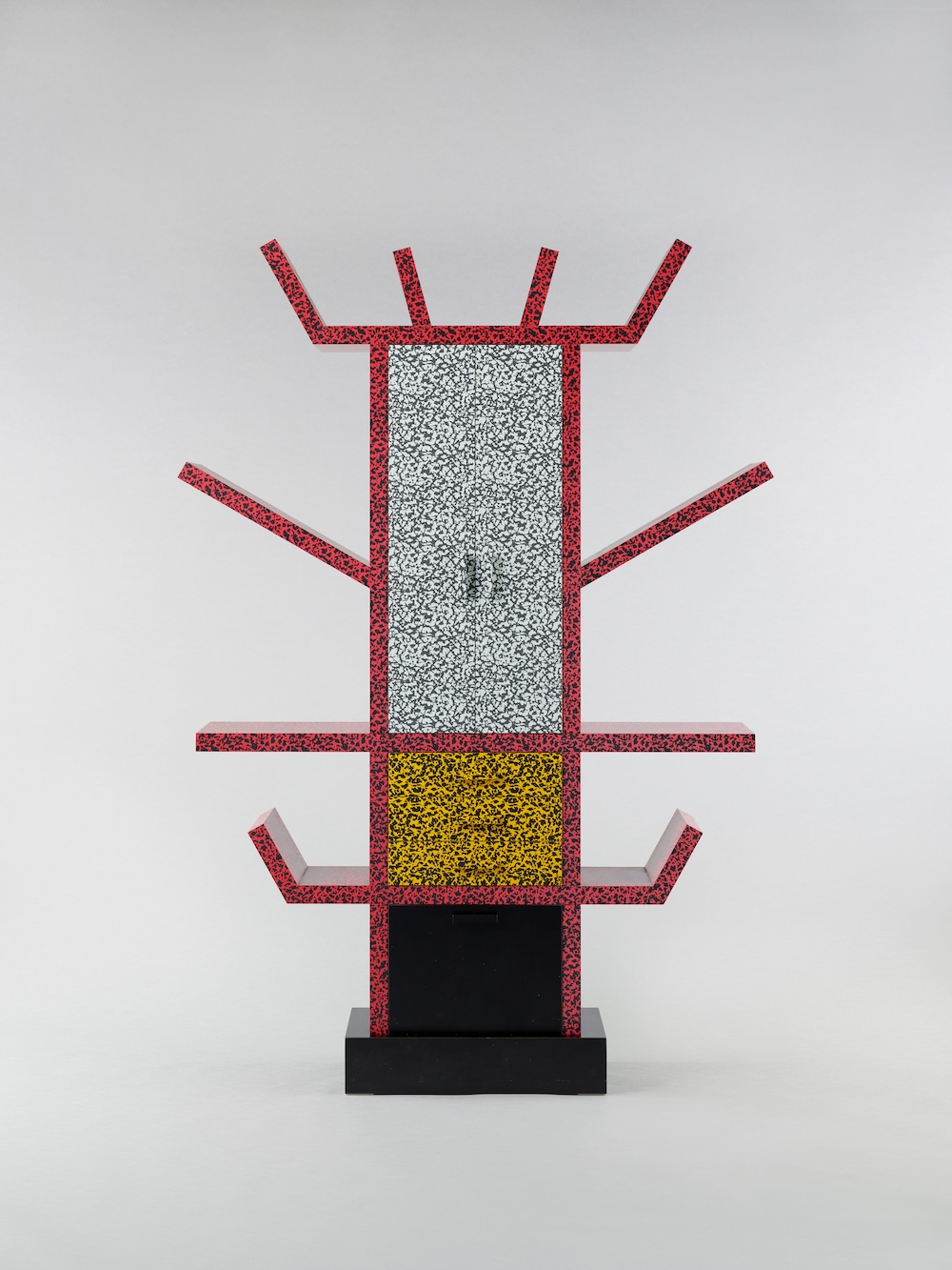 Ettore SOTTSASS, Casablanca, 1981 (design) / 1981 (produced by Memphis Milano), Artizon Museum, Ishibashi Foundation © erede Ettore Sottsass, JASPAR, Tokyo, 2025  C5248
