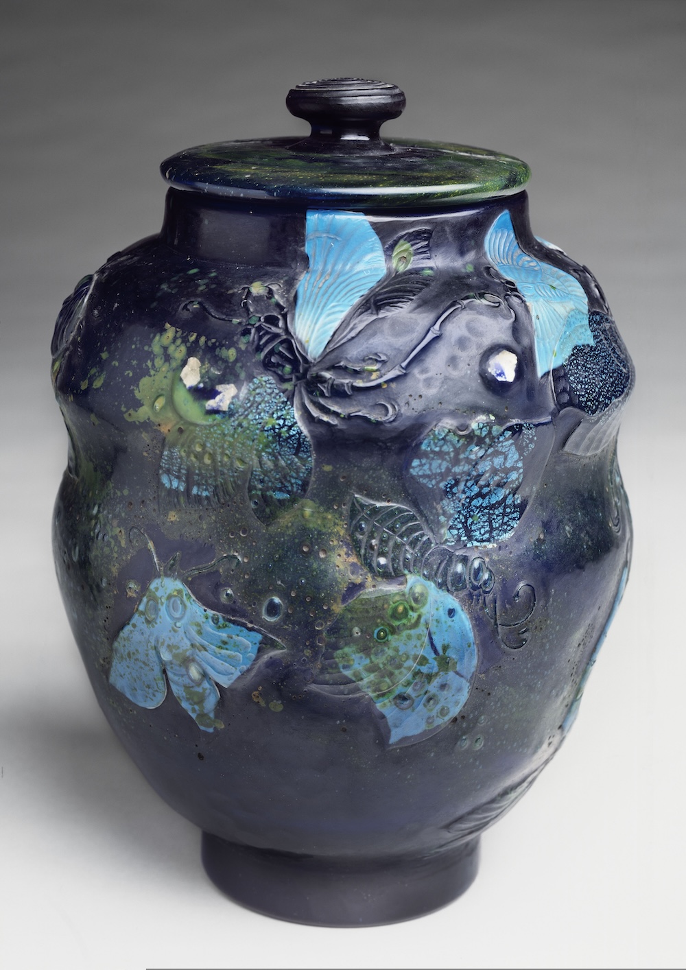 エミール・ガレ《静淵》1889-90年、多層吹きガラス、オルセー美術館蔵　Photo © Musée d’Orsay, Dist. GrandPalaisRmn / Jim Purcell / distributed by AMF