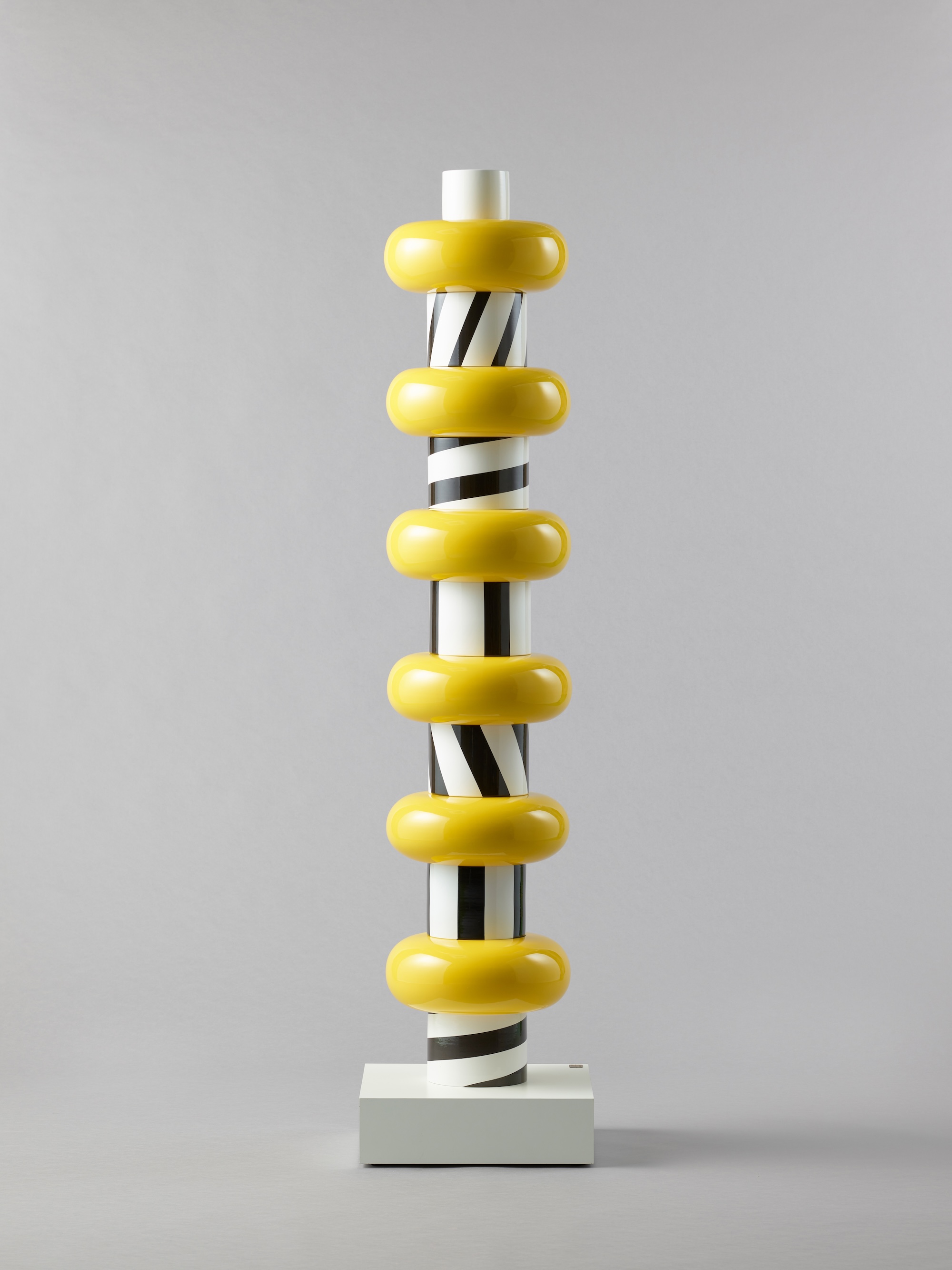 Ettore SOTTSASS, Odalisca Totem, 1964-66 (design) / 1986 (produced by Mirabili Arte d’Abitaire), Artizon Museum, Ishibashi Foundation © erede Ettore Sottsass, JASPAR, Tokyo, 2025 C5248
