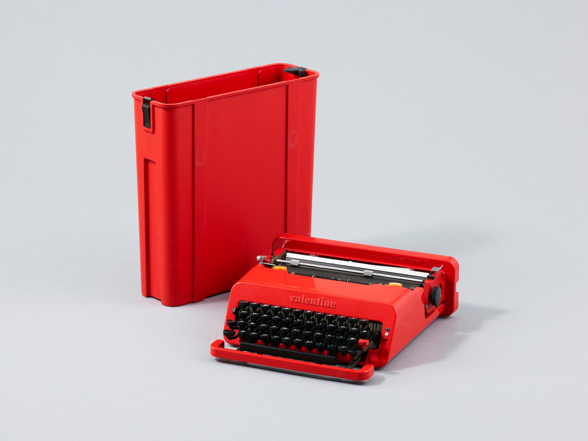 Ettore SOTTSASS, Valentine Portable Typewriter, 1968 (design) / 1968 (Produced by Olivetti), Artizon Museum, Ishibashi Foundation © erede Ettore Sottsass, JASPAR, Tokyo, 2025 C5248