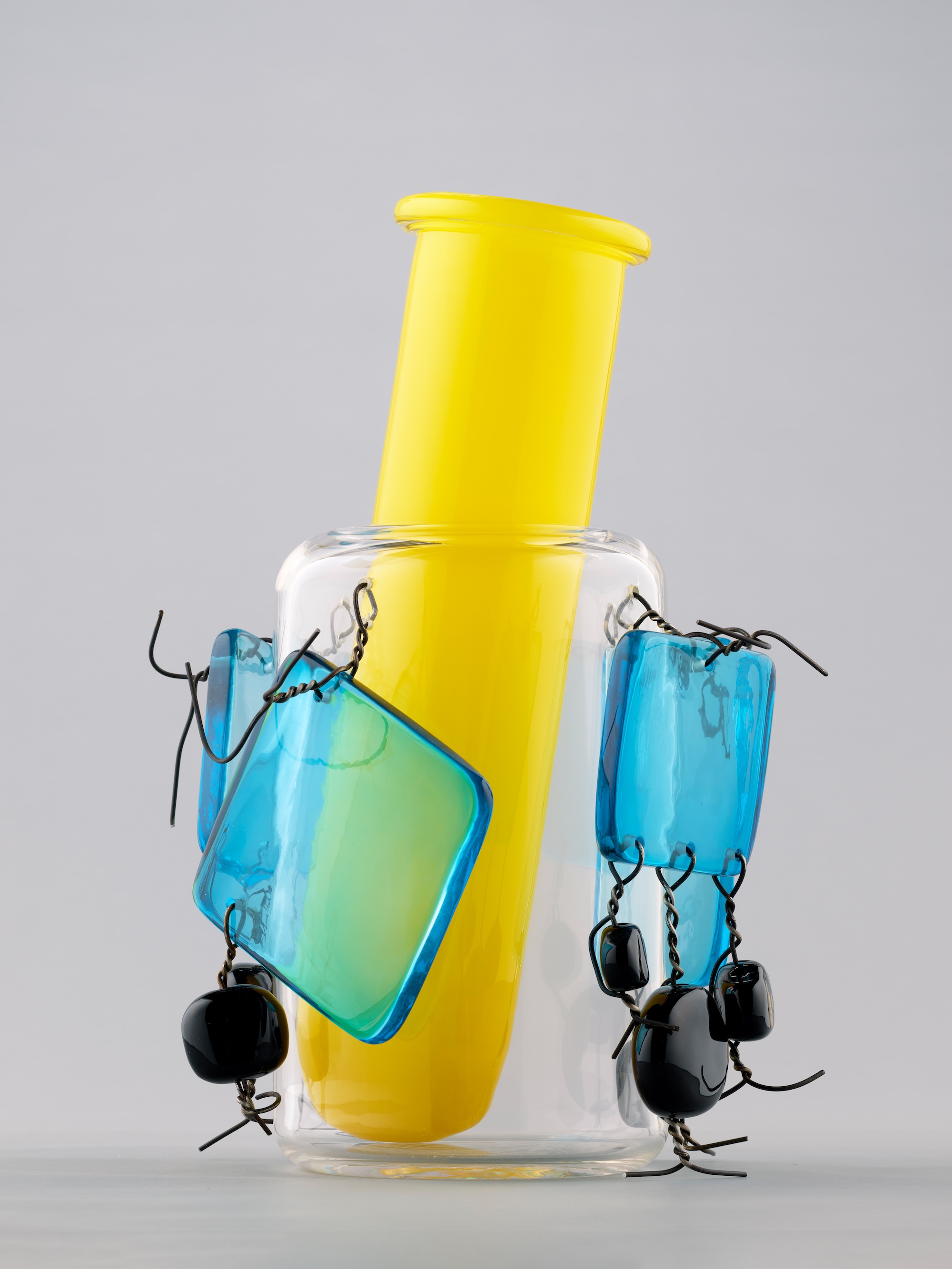 エットレ・ソットサス《花瓶no.16》2006年、石橋財団アーティゾン美術館 © Erede Ettore Sottsass